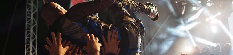 Pessoas levantando um senhor para ver melhor o show